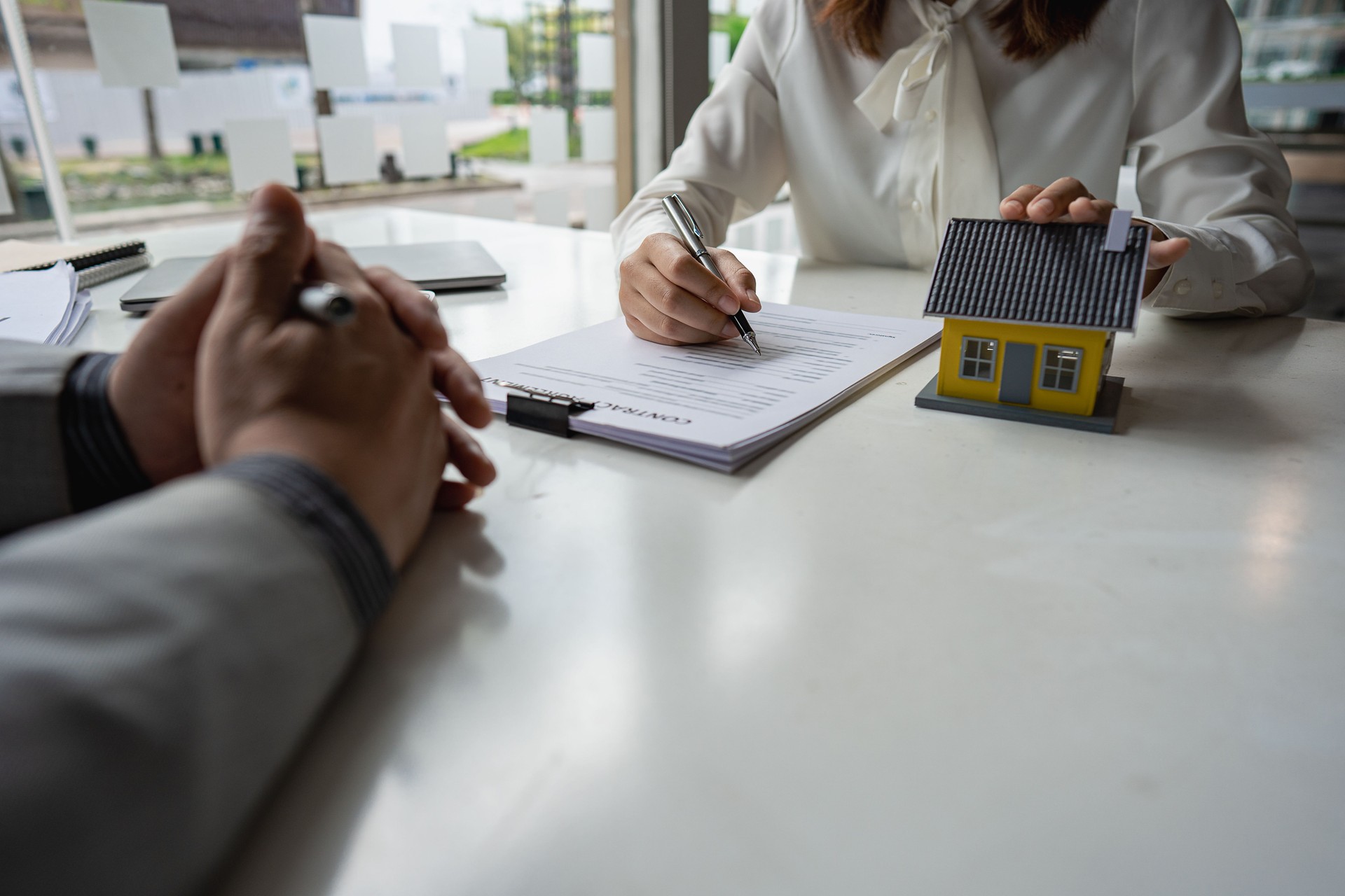 Real estate brokers present and give advice to customers who buy homes and recommend insurance as a free gift.